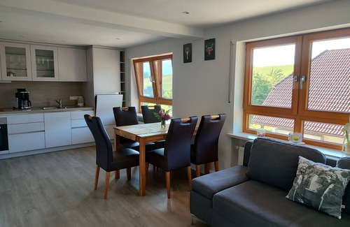 Elzach Apartamento | Apartment 'Bergwiese, 75qm' with Mountain View, Private Terrace and Wi-Fi