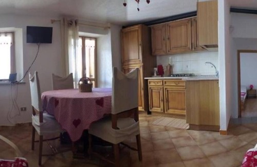 Aymavilles Apartamento | Apartamento 'Bilocale Vista Monte Bianco' con vistas a la montaña, jardín compartido y balcón