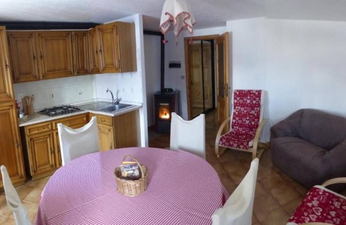 Aymavilles Apartamento | Apartamento 'Bilocale Vista Monte Bianco' con vistas a la montaña, jardín compartido y balcón