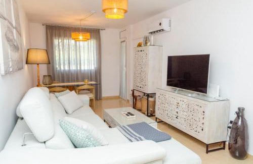Alcanar Apartamento | Apartment block from the sea