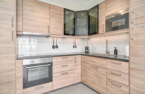 Almunecar Apartamento | Apartamento 'Brisa Marina' con vistas al mar, piscina compartida y Wi-Fi