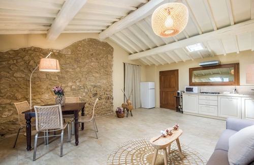La Cetina Apartamento | Apartamento 'Brotes Appartamento Mandorlo' con piscina compartida, Wi-Fi y aire acondicionado