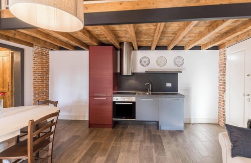 Desenzano del Garda Apartamento | Apartamento "Bucaneve" con terraza privada, Wi-Fi, jardín y piscina compartidos