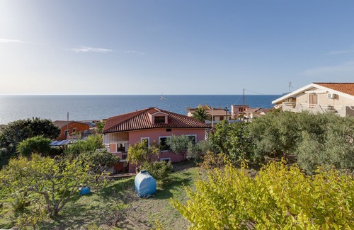 Porto Alabe Otro | Apartamento "Buena Vista" con vistas al mar, terraza y jardín compartido