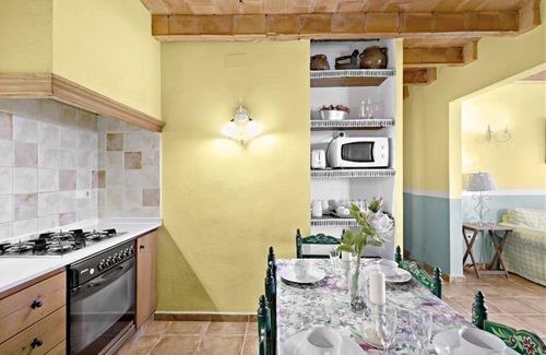 San Martin Sarroca Apartamento | Apartment 'Cal Tuyà De Baix' with Shared Pool, Shared Terrace and Shared Garden