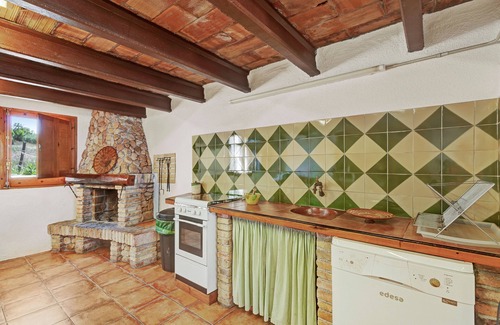 San Martin Sarroca Apartamento | Apartment 'Cal Tuyà De Baix' with Shared Pool, Shared Terrace and Shared Garden