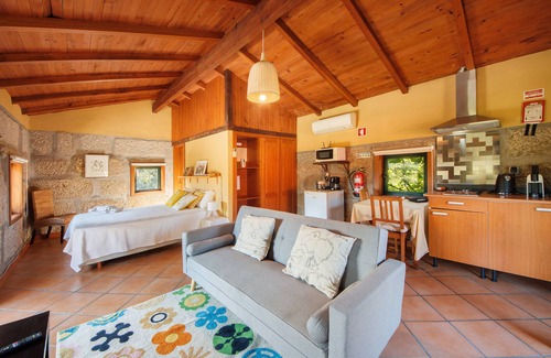 Beijos Apartamento | Apartamento 'Casa De Andrães Loft Heras' con piscina compartida, Wi-Fi y aire acondicionado
