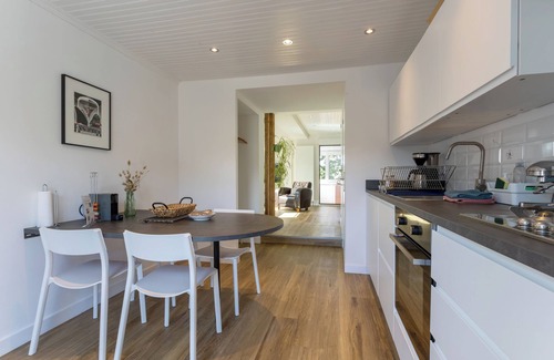 Clohars-Fouesnant Apartamento | Apartamento 'Calme Campagne Piscine' con piscina compartida, jardín compartido y Wi-Fi