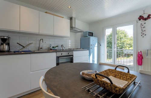 Clohars-Fouesnant Apartamento | Apartamento 'Calme Campagne Piscine' con piscina compartida, jardín compartido y Wi-Fi