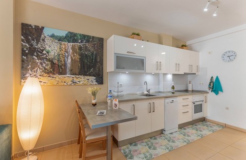 Puerto Naos Apartamento | Apartment 'Calas' with Mountain View, Wi-Fi and Air Conditioning