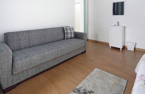 Praia da Vitoria Apartamento | Apartamento 'Cantinho Dos Remédios' con vistas a la montaña, Wi-Fi y aire acondicionado.