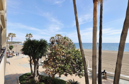 Estepona Apartamento | "Apartment - Car include" en la playa con vistas al mar, piscina, Wi-Fi, aire acondicionado y balcón