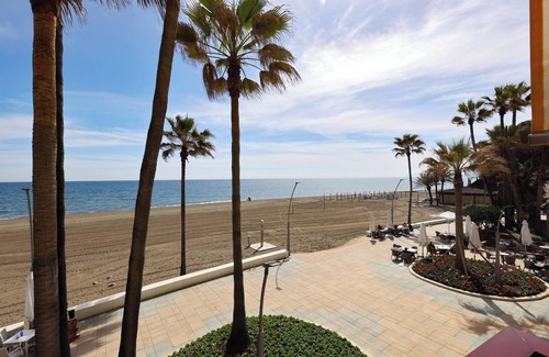 Estepona Apartamento | "Apartment - Car include" en la playa con vistas al mar, piscina, Wi-Fi, aire acondicionado y balcón