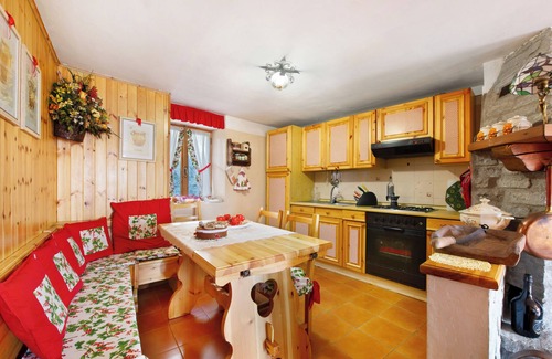 Champorcher Apartamento | Apartamento 'Casa Betulla Champorcher' con vistas a la montaña, terraza y jardín compartidos