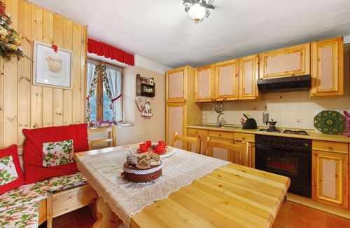 Champorcher Apartamento | Apartamento 'Casa Betulla Champorcher' con vistas a la montaña, terraza y jardín compartidos