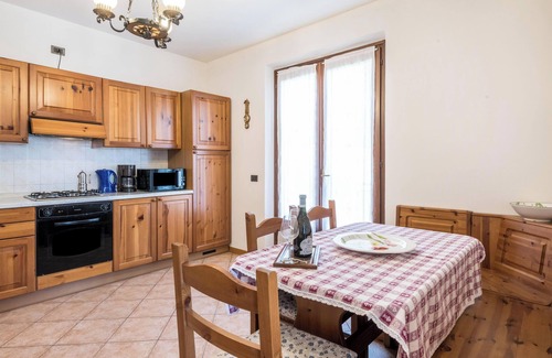 Tremosine Apartamento | Apartamento 'Casa Chiara' con vistas al lago, terraza privada y Wi-Fi