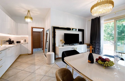 Sarnico Apartamento | Apartment 'Casa Dea Luxury' with Private Terrace, Wi-Fi and Air Conditioning