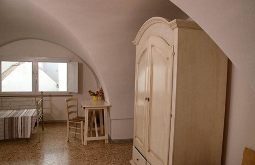 Old Town Cisternino Apartamento | Apartment 'Casa Dei Nonni - Mattia' with Private Terrace, Wi-Fi and Air Conditioning