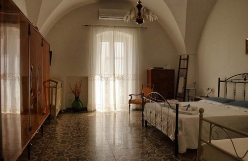Old Town Cisternino Apartamento | Apartment 'Casa Dei Nonni - Davide' with Balcony, Wi-Fi and Air Conditioning