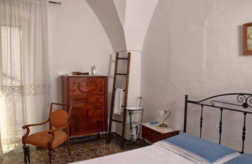 Old Town Cisternino Apartamento | Apartment 'Casa Dei Nonni - Davide' with Balcony, Wi-Fi and Air Conditioning