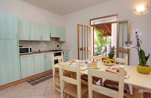Cala Liberotto Apartamento | Apartamento Casa delle Mimose cerca de la playa con A/C, Wi-Fi, jardín, terraza y barbacoa