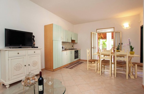 Cala Liberotto Apartamento | Apartamento Casa delle Mimose cerca de la playa con A/C, Wi-Fi, jardín, terraza y barbacoa
