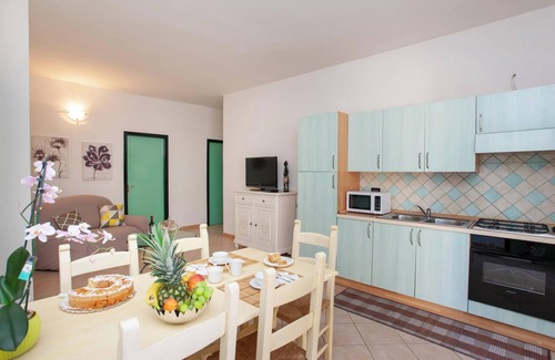 Cala Liberotto Apartamento | Apartamento Casa delle Mimose cerca de la playa con A/C, Wi-Fi, jardín, terraza y barbacoa