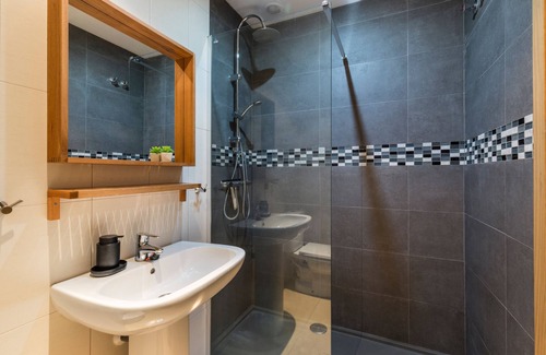 Alhama de Murcia Apartamento | Apartamento 'CasaDeLuxe Condado' con vistas a la montaña, piscina compartida y Wi-Fi