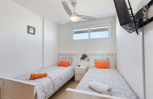 Alhama de Murcia Apartamento | Apartamento 'CasaDeLuxe Condado' con vistas a la montaña, piscina compartida y Wi-Fi