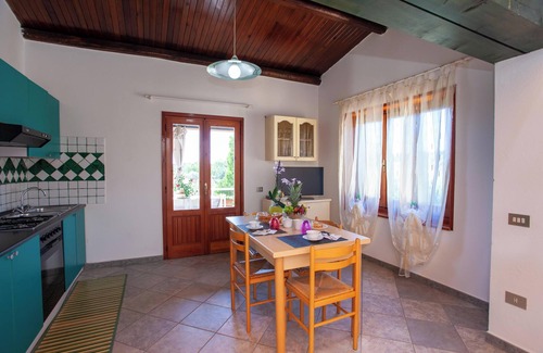 Sos Alinos Apartamento | Apartamento Casa Euforbia cerca de la playa con aire acondicionado, terraza compartida y balcón