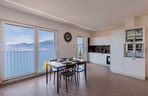 Torri del Benaco Apartamento | Apartamento 'Casa Serena' con vistas al lago, Wi-Fi y aire acondicionado