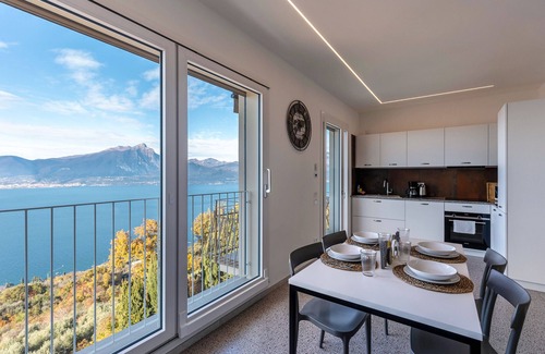 Torri del Benaco Apartamento | Apartamento 'Casa Serena' con vistas al lago, Wi-Fi y aire acondicionado
