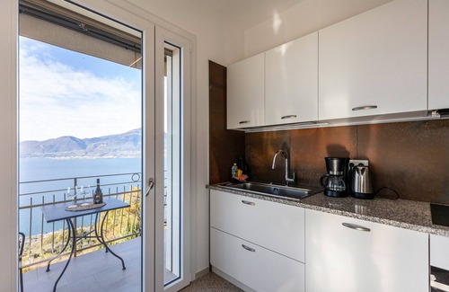 Torri del Benaco Apartamento | Apartamento 'Casa Serena' con vistas al lago, Wi-Fi y aire acondicionado