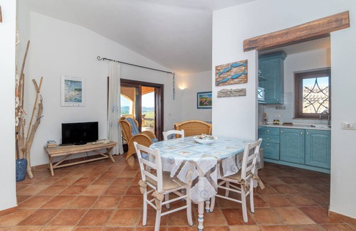 Porto Pollo Apartamento | Apartamento 'Casa Lauretta' con vistas al mar, piscina compartida y aire acondicionado