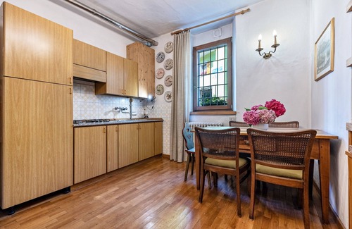 Sella Giudicarie Apartamento | Apartamento "Casa Nel Borgo Iris" con vistas a las montañas y jardín compartido