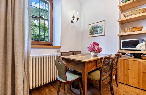 Sella Giudicarie Apartamento | Apartamento "Casa Nel Borgo Iris" con vistas a las montañas y jardín compartido