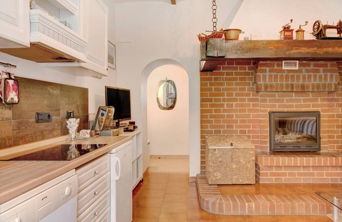 Cassinasco Apartamento | Apartamento 'CasaFiò Camino' con jardín compartido, terraza y Wi-Fi; admite mascotas