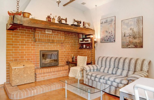 Cassinasco Apartamento | Apartamento 'CasaFiò Camino' con jardín compartido, terraza y Wi-Fi; admite mascotas