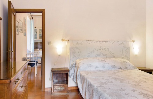 Cassinasco Apartamento | Apartamento 'CasaFiò Camino' con jardín compartido, terraza y Wi-Fi; admite mascotas