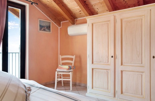 Cannero Riviera Apartamento | Apartamento "Casale Mansarda con Vista Lago" con balcones y Wi-Fi