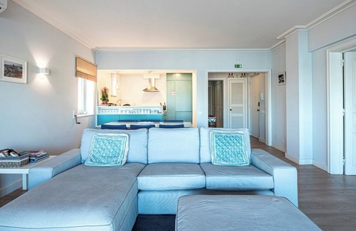 Cascais Apartamento | Apartamento 'Cascais Bay Terrace I' con vistas al mar y Wi-Fi