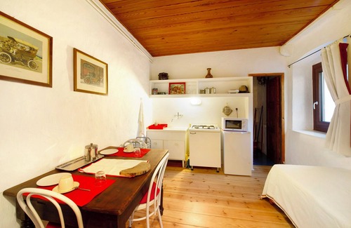 Saint Maurice Apartamento | Apartamento 'Cascina Des Religieuses - Tilleul' con vistas a la montaña, terraza privada y Wi-Fi