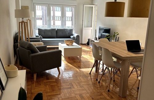 La Corredoria y Ventanielles Apartamento | Apartamento 'Centro De Oviedo' con balcón y Wi-Fi