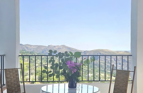 Pitres Apartamento | Apartment 'Chaparra Pitres Apart Atalbéitar' with Mountain Views, Shared Pool and Wi-Fi