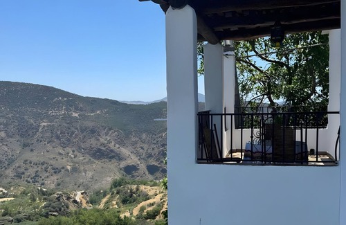 Pitres Apartamento | Apartment 'Chaparra Pitres Apart Atalbéitar' with Mountain Views, Shared Pool and Wi-Fi