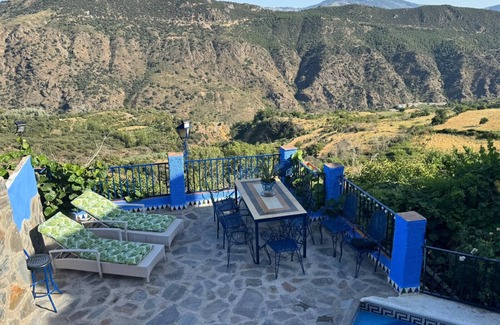 Pitres Apartamento | Apartment 'Chaparra Pitres Apart Atalbéitar' with Mountain Views, Shared Pool and Wi-Fi