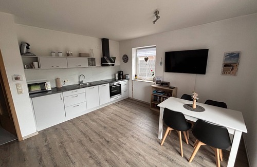 Wittmund Apartamento | Apartamento 'Ferienwohnung Charly' con terraza privada, jardín privado y Wi-Fi