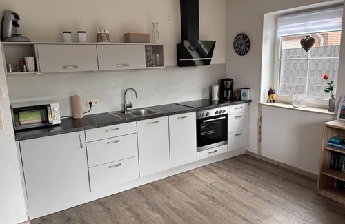 Wittmund Apartamento | Apartamento 'Ferienwohnung Charly' con terraza privada, jardín privado y Wi-Fi