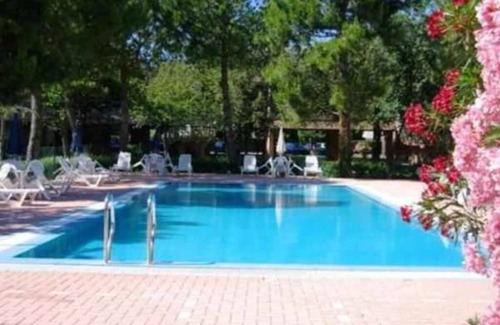 Marcelli Apartamento | Apartamento con piscinas y parque a tiro de piedra del mar.