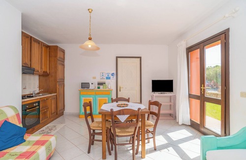 Barrabisa Apartamento | Apartamento "Conchiglia Rosa" con jardín compartido, vistas al mar y Wi-Fi